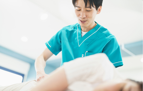 運動後のケアをする理学療法士